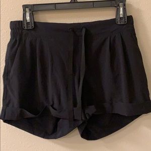 Lululemon shorts with tie and back pockets